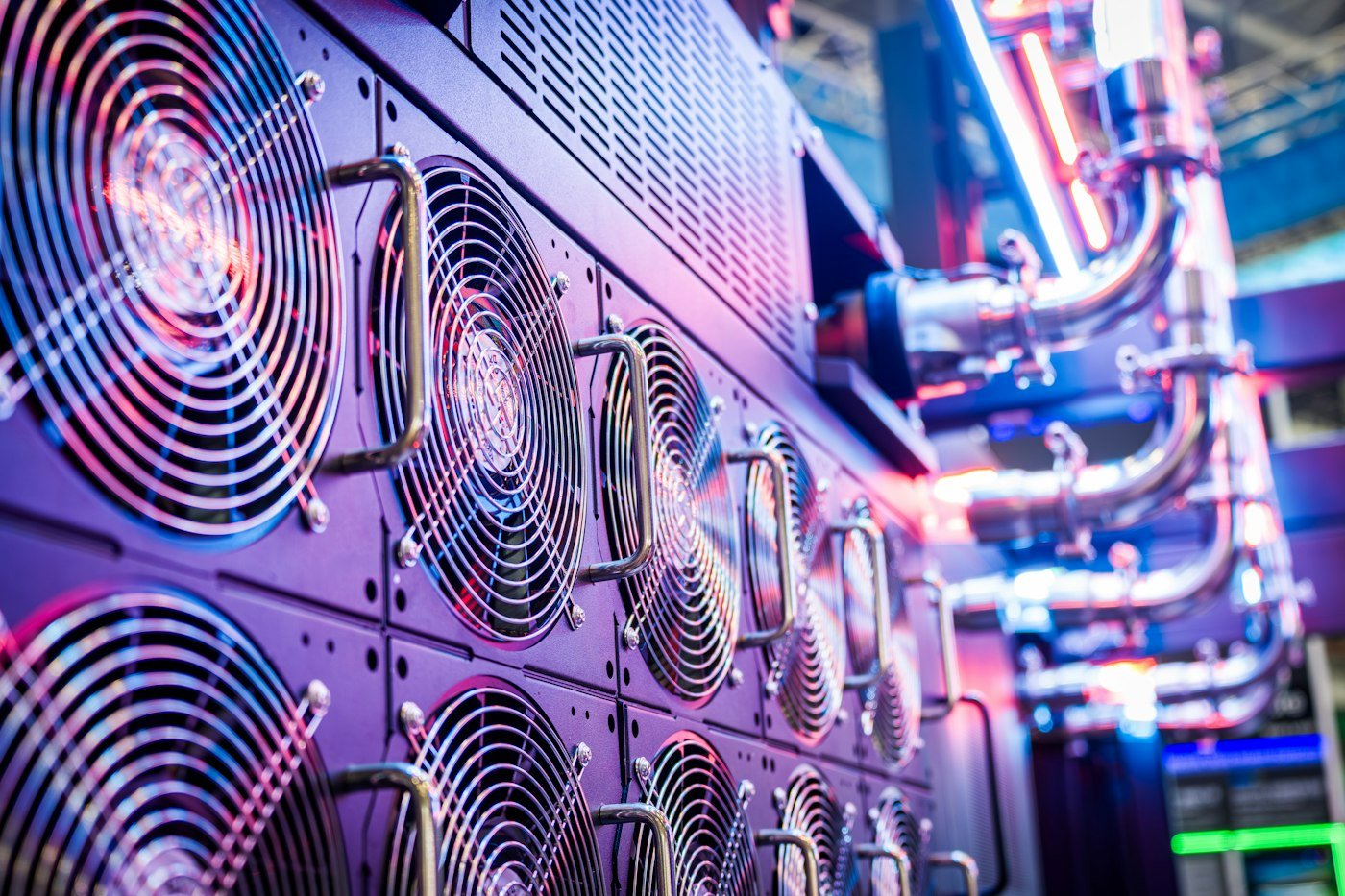 Ventilateurs de serveurs éclairés de violet et de bleu